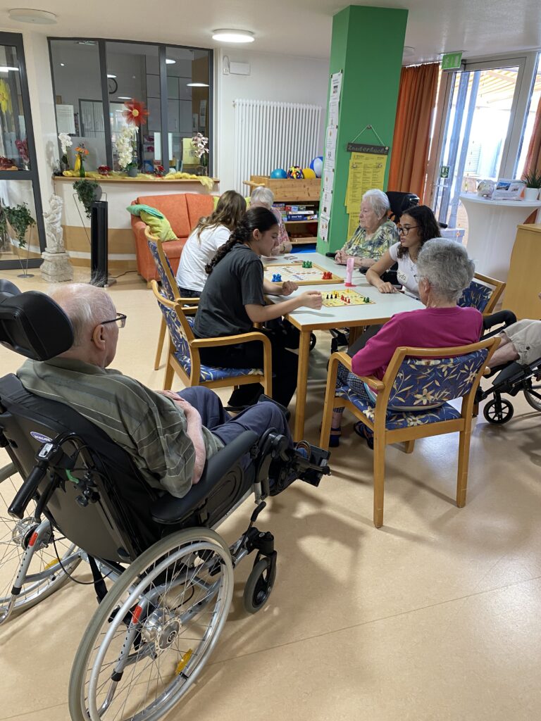 Besuch im Pflegeheim Kleeblatt – Kreativität & Begegnung im Zeichen des sozialen Engagements