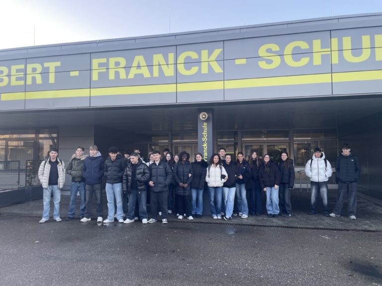 Schülerinnen und Schüler der 10. Klasse besuchen die Robert-Franck-Schule