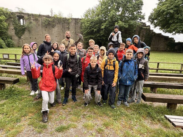 Greifvögel hautnah erlebt – Die 5a auf der Burg Hohenbeilstein
